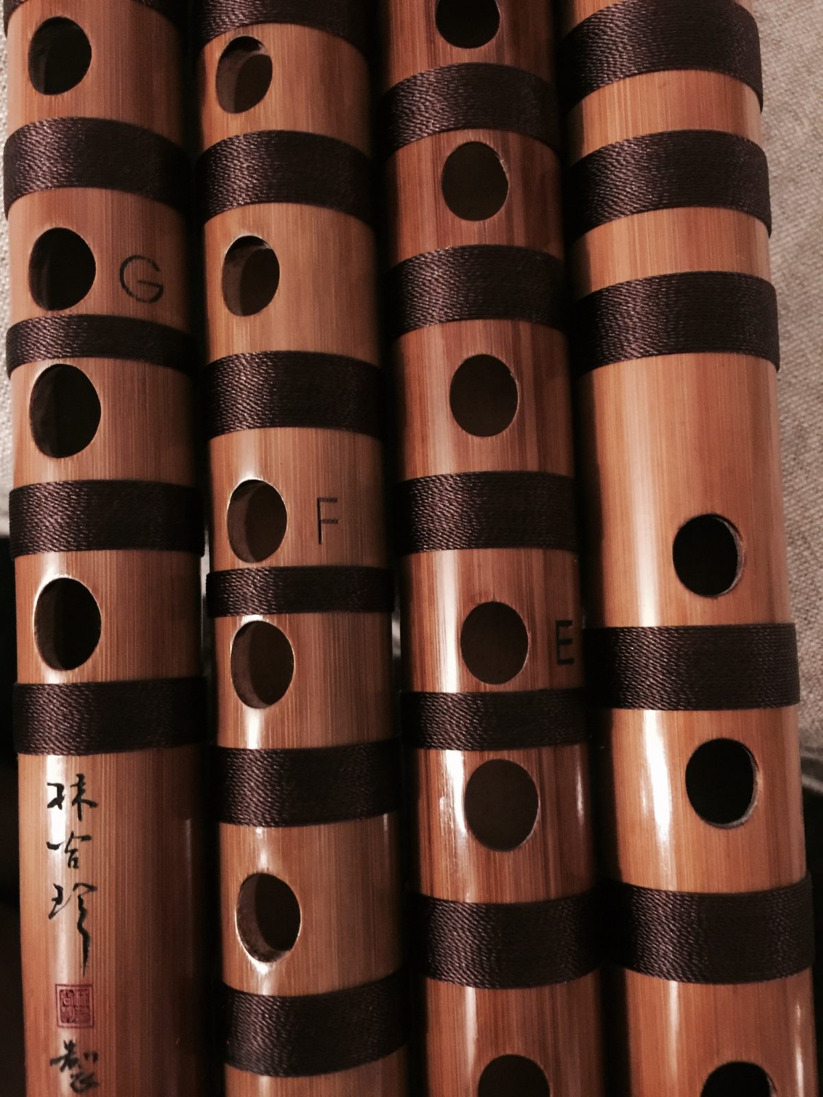 笛簫製作家林谷珍手持手工竹笛