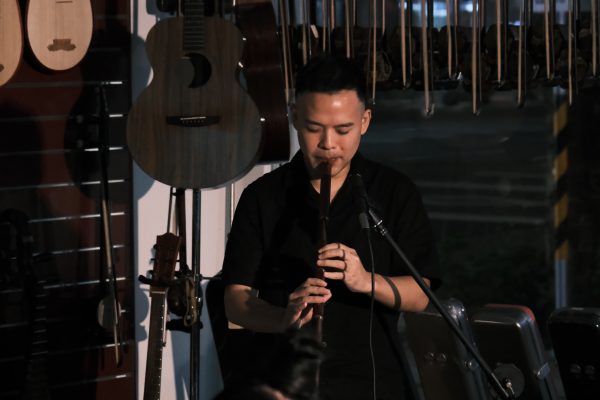 二胡演奏家排練 Erhu performer rehearsing